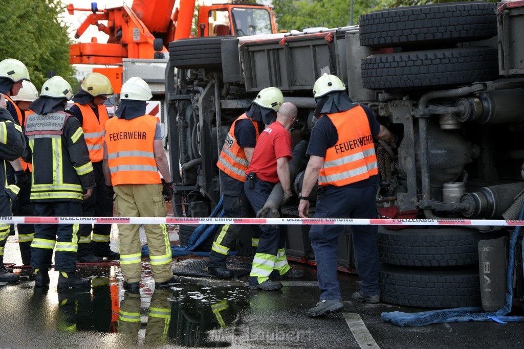 TLF 4 umgestuerzt Koeln Bocklemuend Ollenhauer Ring Militaerringstr P135.JPG - Miklos Laubert